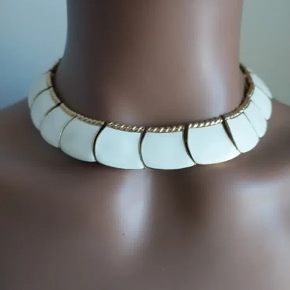 Vintage Butler White Enamel and Gold-Tone Collar Necklace Set - Picture 10 of 12